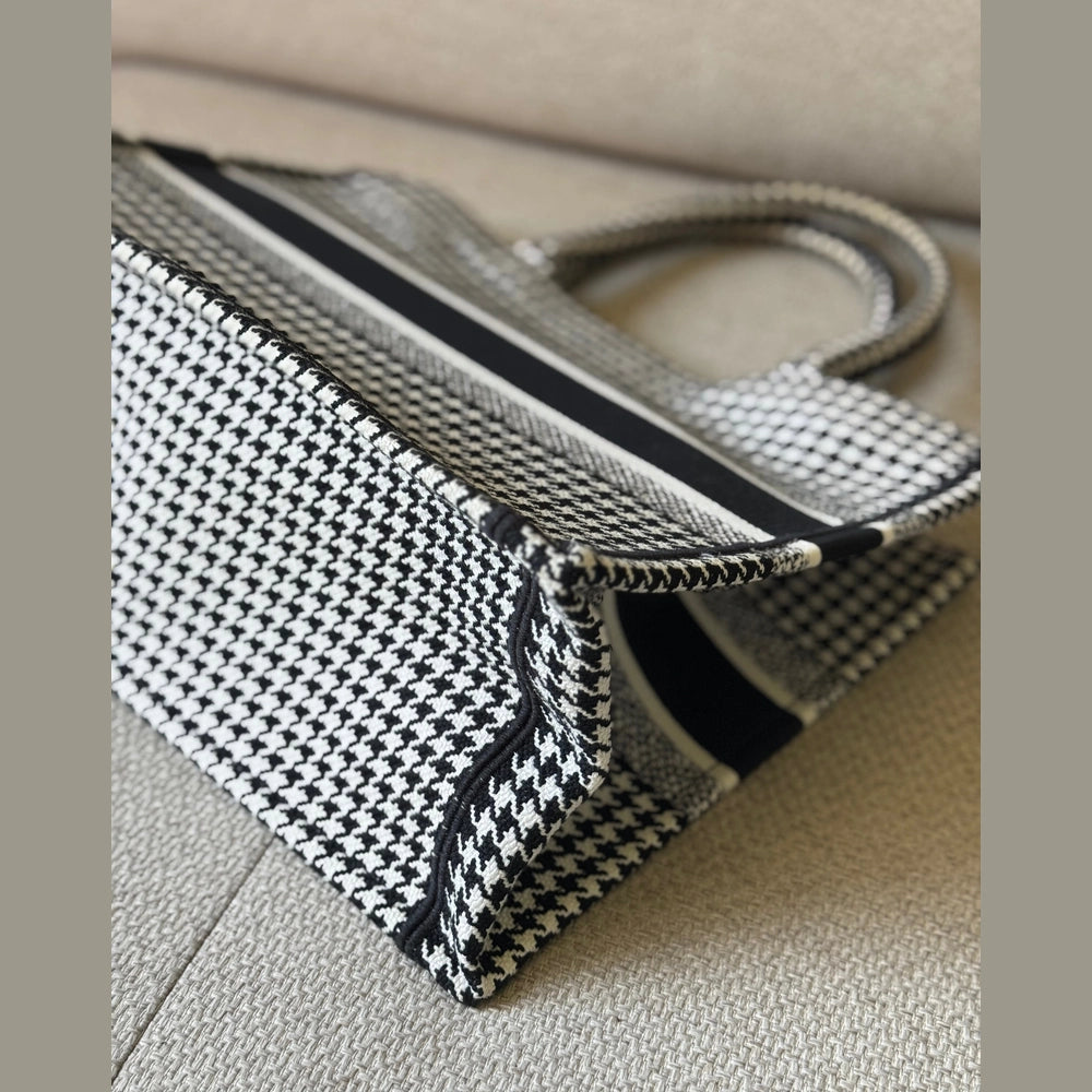 【無料郵送/関税込/正規品】 Dior Medium Book Tote Black White Amazon.com: Dior, Pre-Loved Black & White Houndstooth Book