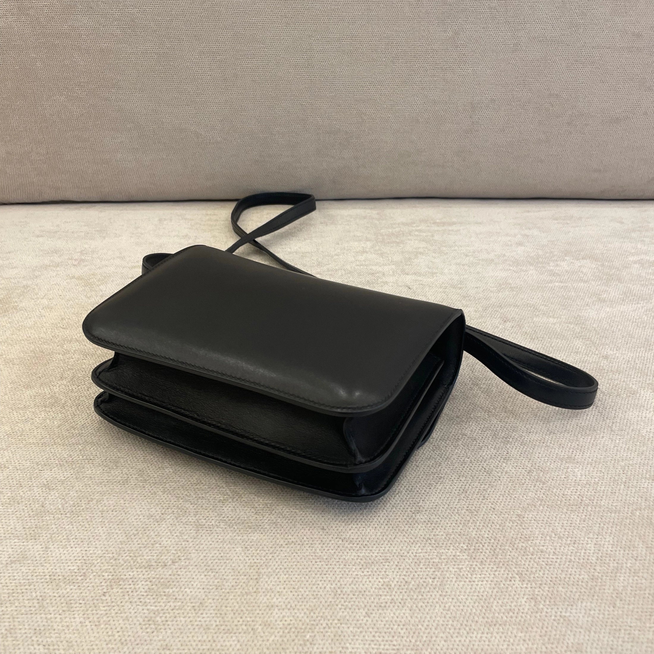 Hermès Black EverCalf Leather Constance 18 PHW
